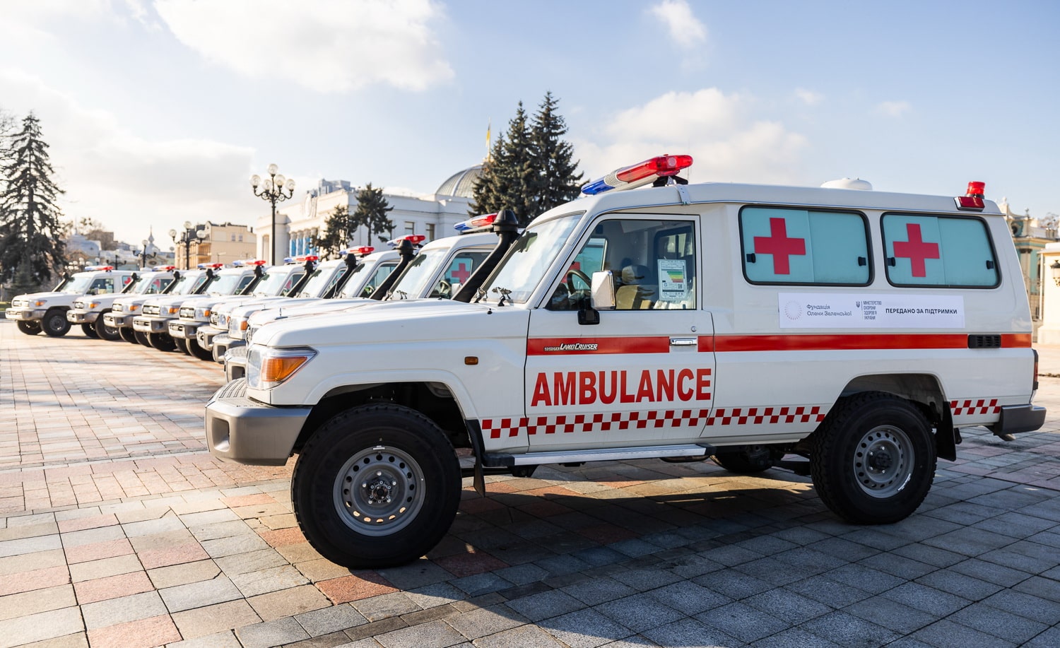 Евакуаційні авто перед Маріїнським палацем