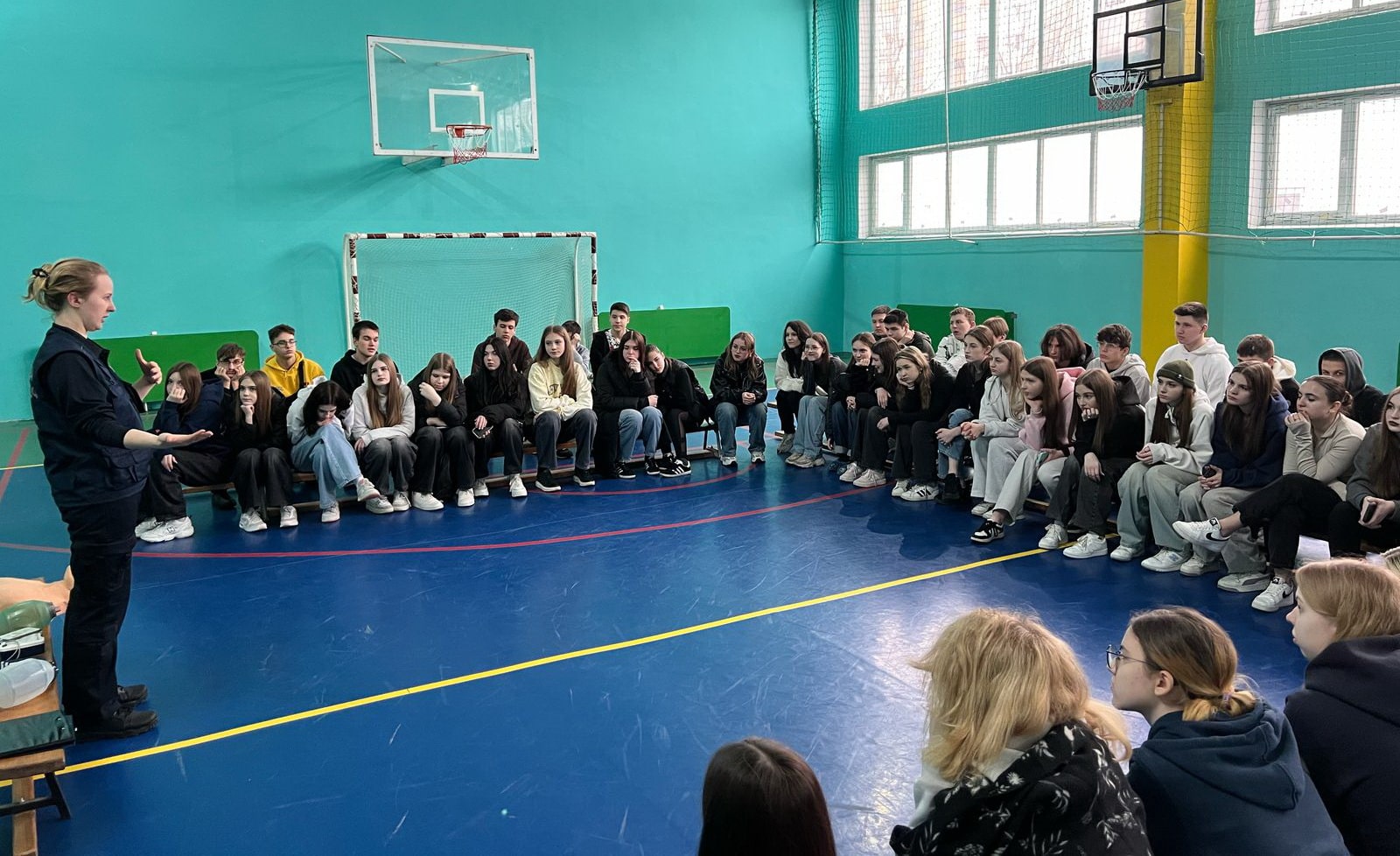 Майстер-клас з базових реанімаційних заходів для школярів